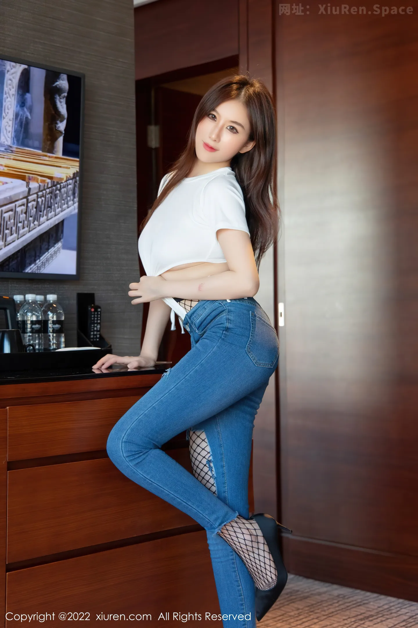 图片[3]-[XiuRen秀人网]VOL.4481 模特月音瞳白色连体衣配牛仔裤半脱露黑丝网袜秀美腿性感写真93P-秀人网官方网站